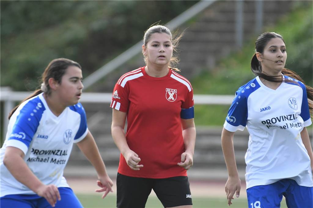 Am Samstag (29. Oktober) trennten sich die U15-Juniorinnen-Teams der SG Castrop rote Hemden) und des VfB Habinghorst mit einem 0:0. In der C-Juniorinnen-Kreisliga ist der VfB nach zwei Siegen und einem Remis Erster. Die belegt mt einem Sieg und einem Unentschieden Rang vier.