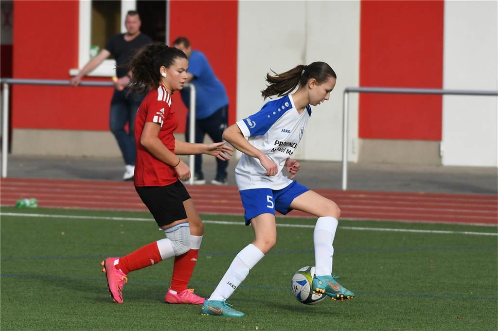 Am Samstag (29. Oktober) trennten sich die U15-Juniorinnen-Teams der SG Castrop rote Hemden) und des VfB Habinghorst mit einem 0:0. In der C-Juniorinnen-Kreisliga ist der VfB nach zwei Siegen und einem Remis Erster. Die belegt mt einem Sieg und einem Unentschieden Rang vier.