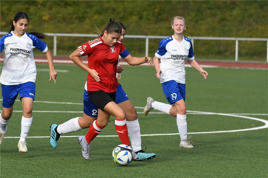 Am Samstag (29. Oktober) trennten sich die U15-Juniorinnen-Teams der SG Castrop rote Hemden) und des VfB Habinghorst mit einem 0:0. In der C-Juniorinnen-Kreisliga ist der VfB nach zwei Siegen und einem Remis Erster. Die belegt mt einem Sieg und einem Unentschieden Rang vier.