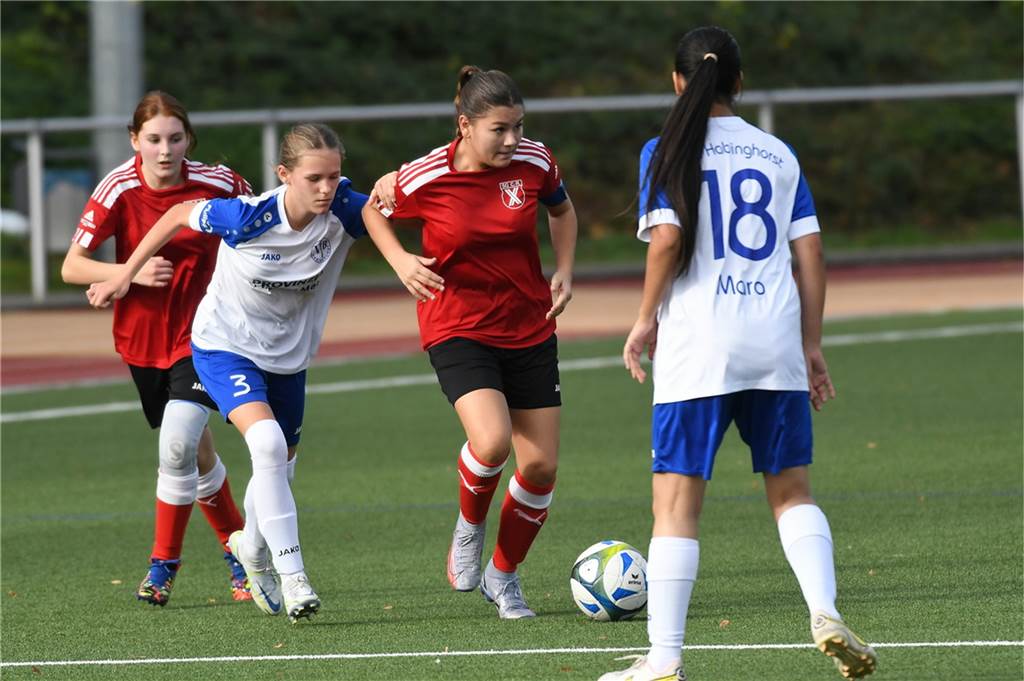 Am Samstag (29. Oktober) trennten sich die U15-Juniorinnen-Teams der SG Castrop rote Hemden) und des VfB Habinghorst mit einem 0:0. In der C-Juniorinnen-Kreisliga ist der VfB nach zwei Siegen und einem Remis Erster. Die belegt mt einem Sieg und einem Unentschieden Rang vier.