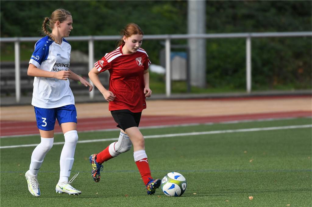 Am Samstag (29. Oktober) trennten sich die U15-Juniorinnen-Teams der SG Castrop rote Hemden) und des VfB Habinghorst mit einem 0:0. In der C-Juniorinnen-Kreisliga ist der VfB nach zwei Siegen und einem Remis Erster. Die belegt mt einem Sieg und einem Unentschieden Rang vier.