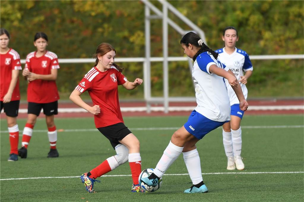Am Samstag (29. Oktober) trennten sich die U15-Juniorinnen-Teams der SG Castrop rote Hemden) und des VfB Habinghorst mit einem 0:0. In der C-Juniorinnen-Kreisliga ist der VfB nach zwei Siegen und einem Remis Erster. Die belegt mt einem Sieg und einem Unentschieden Rang vier.