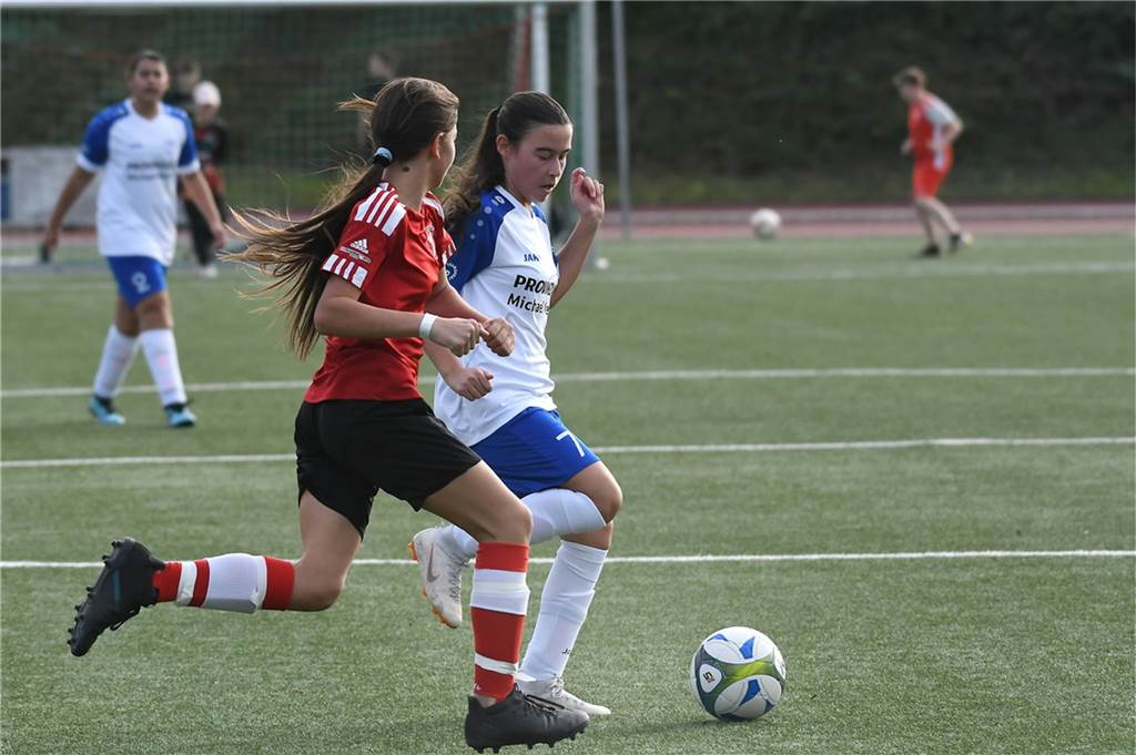Am Samstag (29. Oktober) trennten sich die U15-Juniorinnen-Teams der SG Castrop rote Hemden) und des VfB Habinghorst mit einem 0:0. In der C-Juniorinnen-Kreisliga ist der VfB nach zwei Siegen und einem Remis Erster. Die belegt mt einem Sieg und einem Unentschieden Rang vier.