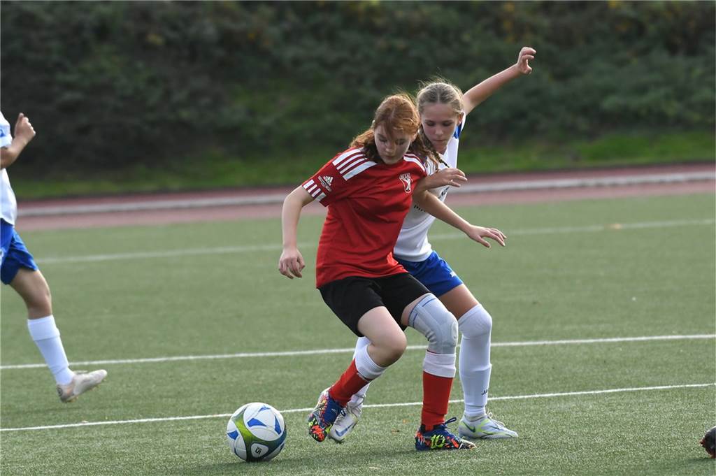 Am Samstag (29. Oktober) trennten sich die U15-Juniorinnen-Teams der SG Castrop rote Hemden) und des VfB Habinghorst mit einem 0:0. In der C-Juniorinnen-Kreisliga ist der VfB nach zwei Siegen und einem Remis Erster. Die belegt mt einem Sieg und einem Unentschieden Rang vier.