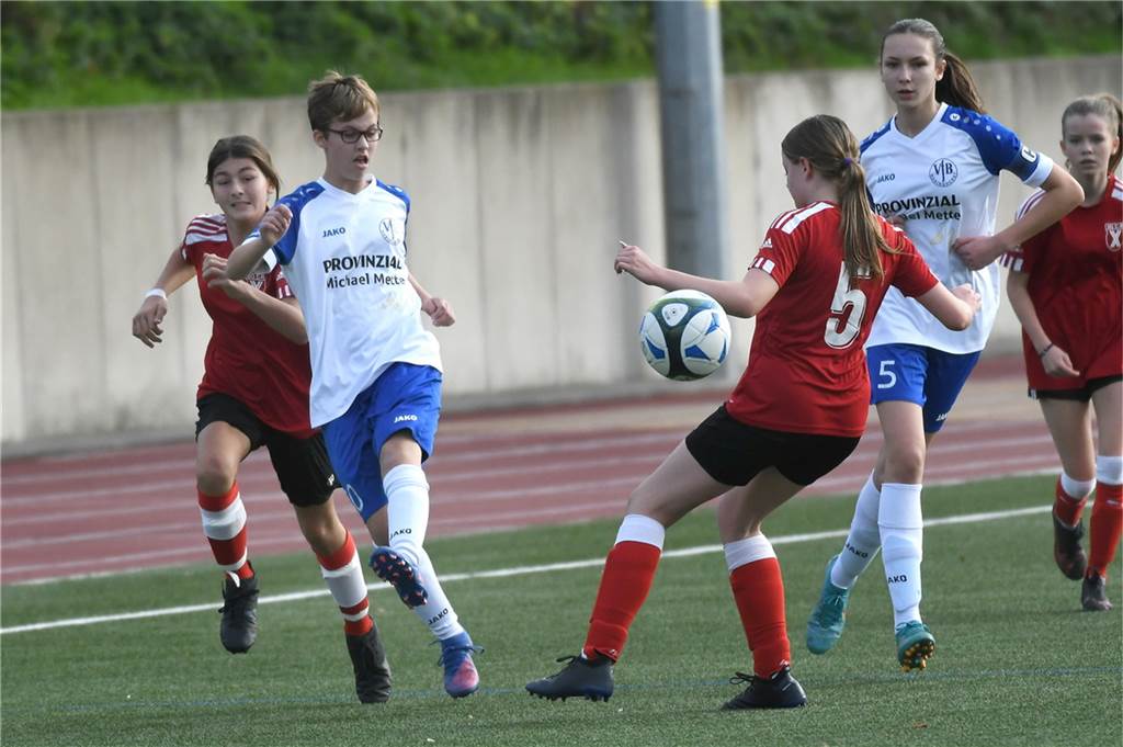 Am Samstag (29. Oktober) trennten sich die U15-Juniorinnen-Teams der SG Castrop rote Hemden) und des VfB Habinghorst mit einem 0:0. In der C-Juniorinnen-Kreisliga ist der VfB nach zwei Siegen und einem Remis Erster. Die belegt mt einem Sieg und einem Unentschieden Rang vier.