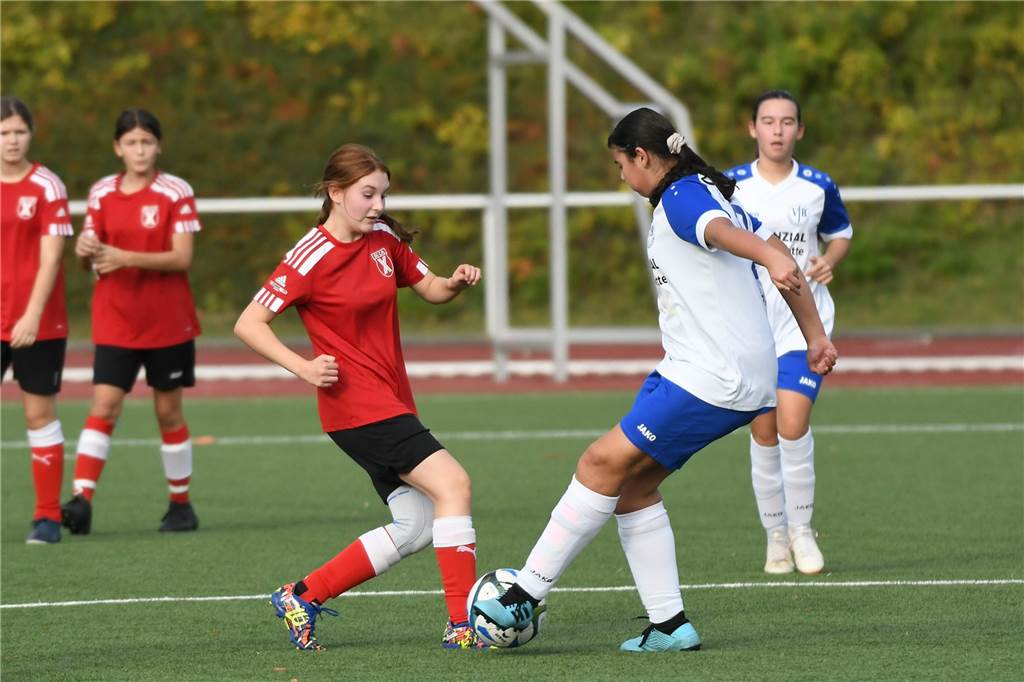 Am Samstag (29. Oktober) trennten sich die U15-Juniorinnen-Teams der SG Castrop (rote Hemden) und des VfB Habinghorst mit einem 0:0.