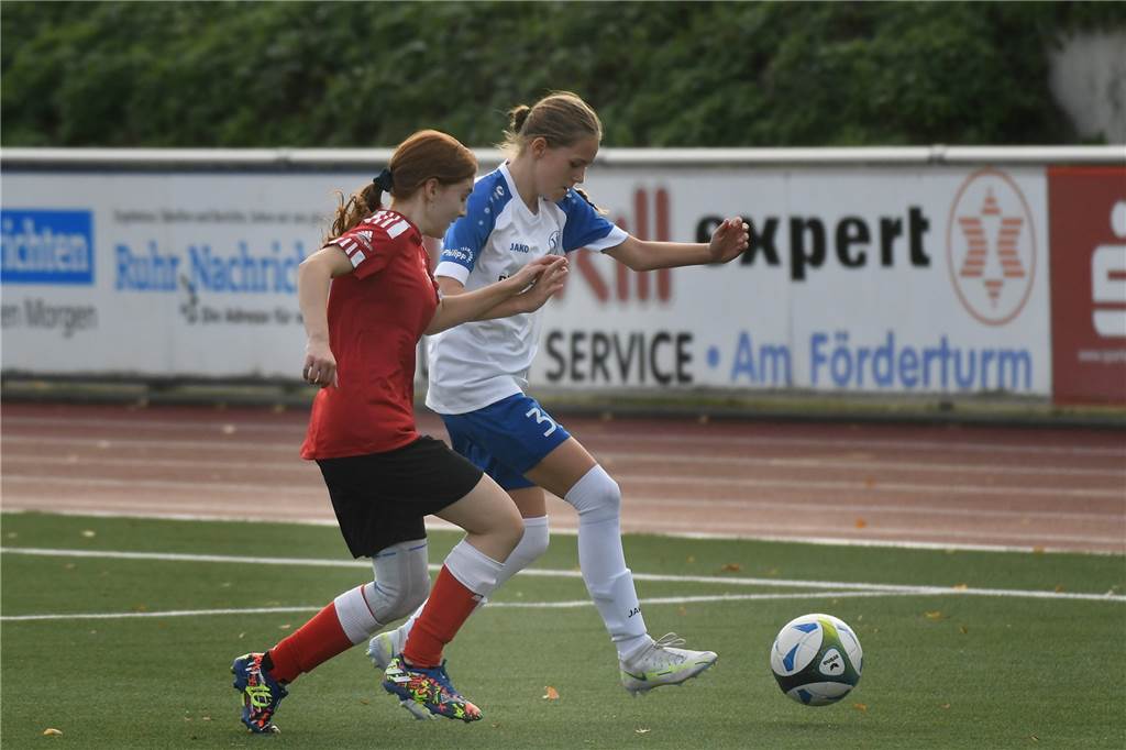 Am Samstag (29. Oktober) trennten sich die U15-Juniorinnen-Teams der SG Castrop (rote Hemden) und des VfB Habinghorst mit einem 0:0.
