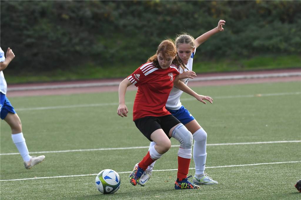Am Samstag (29. Oktober) trennten sich die U15-Juniorinnen-Teams der SG Castrop (rote Hemden) und des VfB Habinghorst mit einem 0:0.