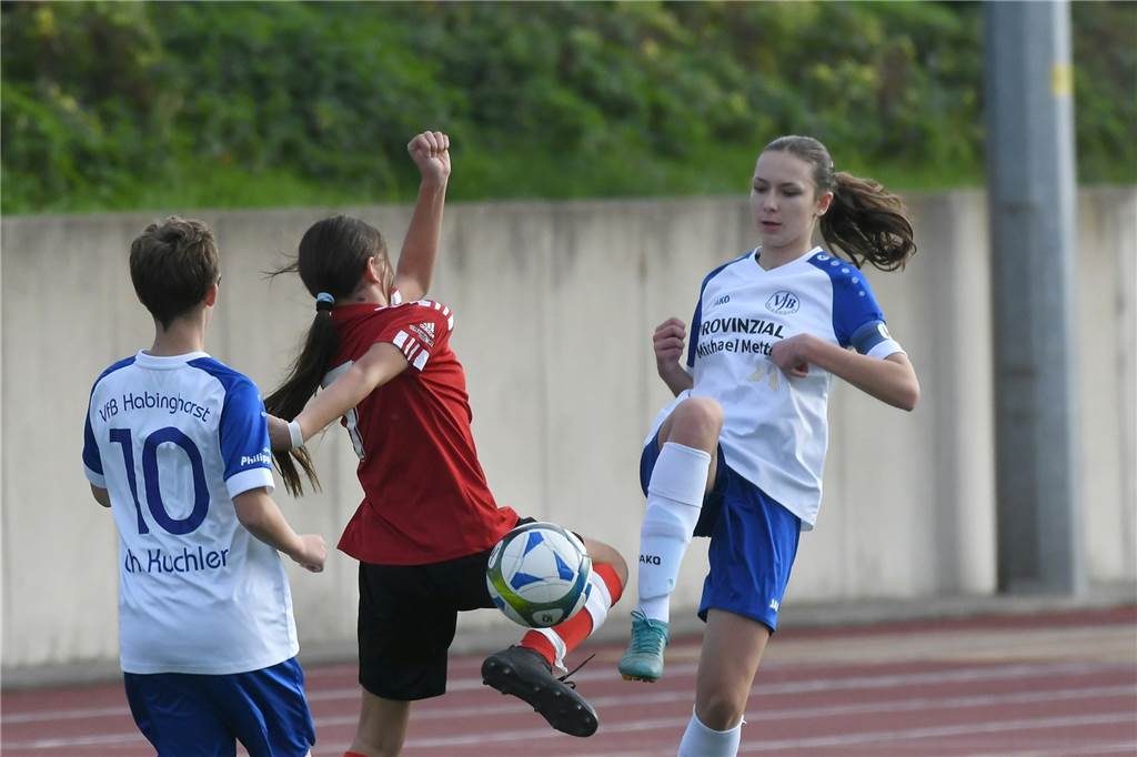 Am Samstag (29. Oktober) trennten sich die U15-Juniorinnen-Teams der SG Castrop (rote Hemden) und des VfB Habinghorst mit einem 0:0.