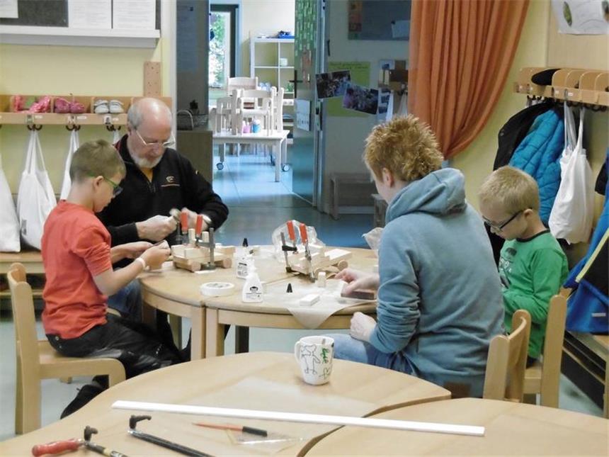 Werner Eltern sind gegen die neuen Kitagebühren Am Samstag 29. Oktober war es wieder so weit, in der Kita St. Benedikt fand die Holzwerkstatt von Frau Birgit Märker statt. Das Vater-Kind Angebot war für Kinder ab sechs Jahren und wurde vom Familienzentrum Herbern angeboten. Die Kinder und Väter haben zusammen mit Märker einen ?Safari-Jepp? gebaut und hatten viel Spaß dabei.