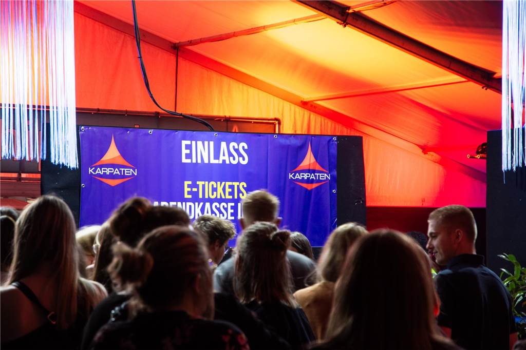 Besucher feiern bei Karpaten Beach Party Opening