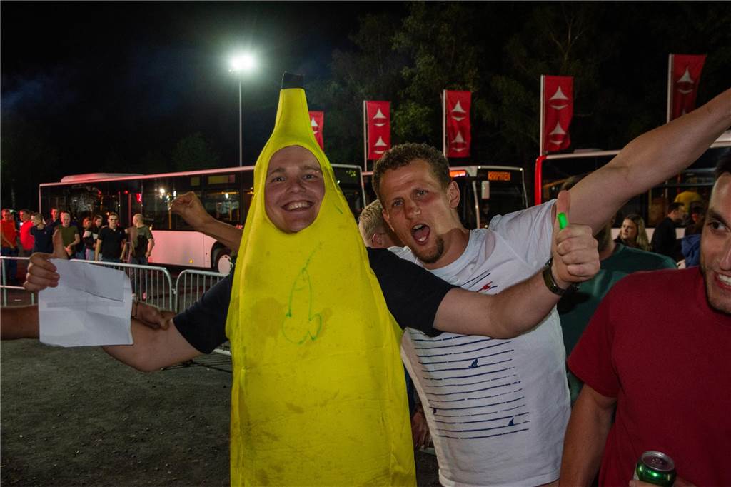 Besucher feiern bei Karpaten Beach Party Opening