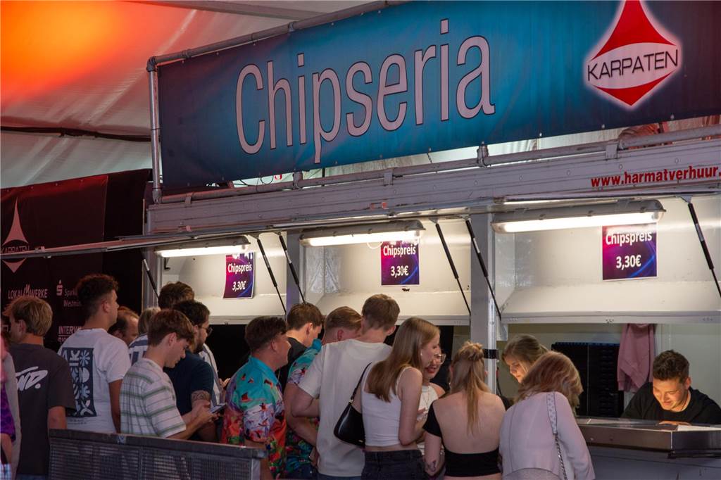 Besucher feiern bei Karpaten Beach Party Opening