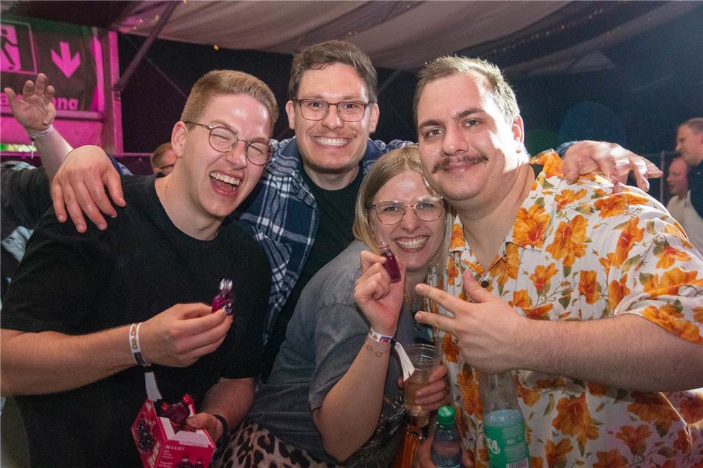 Besucher feiern bei Karpaten Beach Party Opening