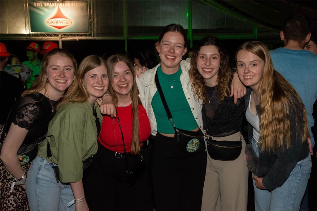 Besucher feiern bei Karpaten Beach Party Opening