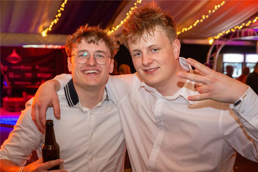 Besucher feiern bei Karpaten Beach Party Opening