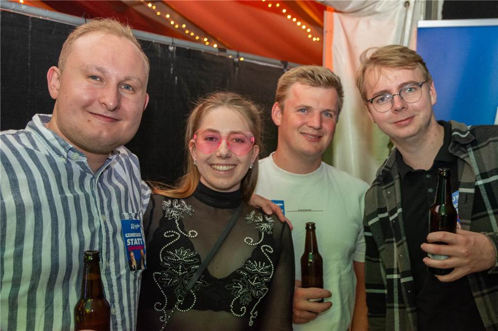 Besucher feiern bei Karpaten Beach Party Opening