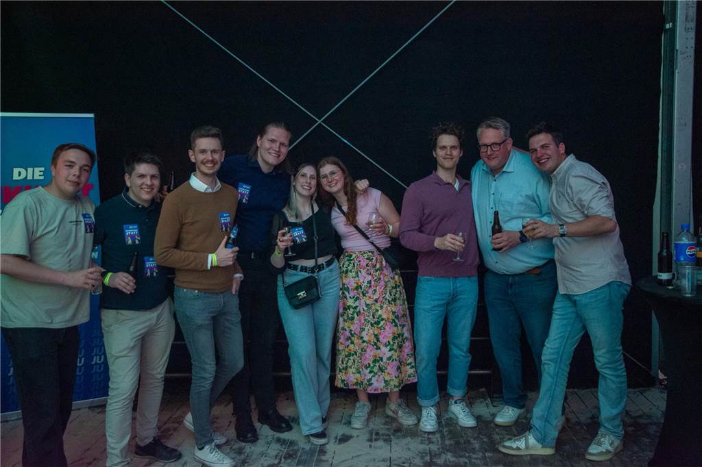 Besucher feiern bei Karpaten Beach Party Opening