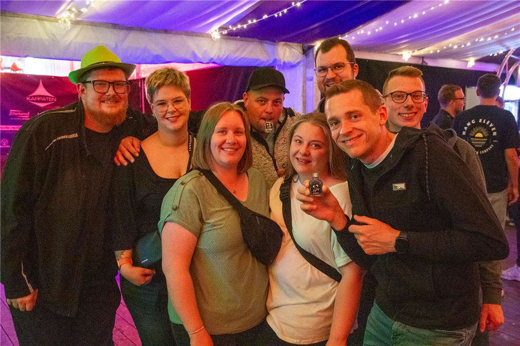 Besucher feiern bei Karpaten Beach Party Opening