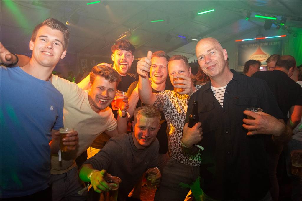 Besucher feiern bei Karpaten Beach Party Opening