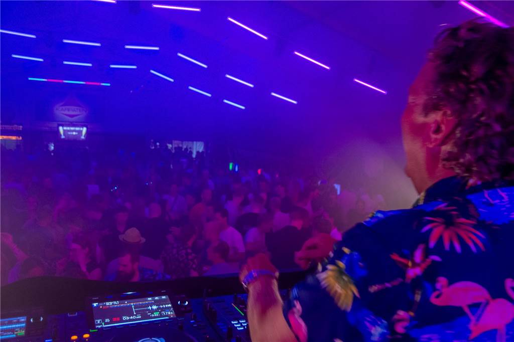 Besucher feiern bei Karpaten Beach Party Opening