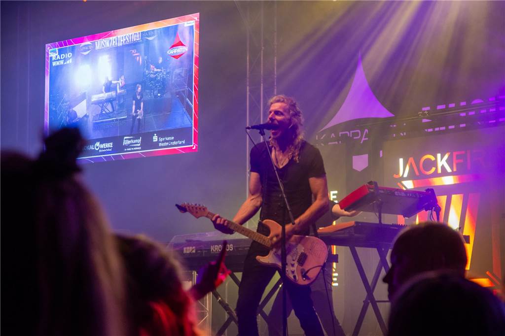 Besucher feiern bei Karpaten Beach Party Opening
