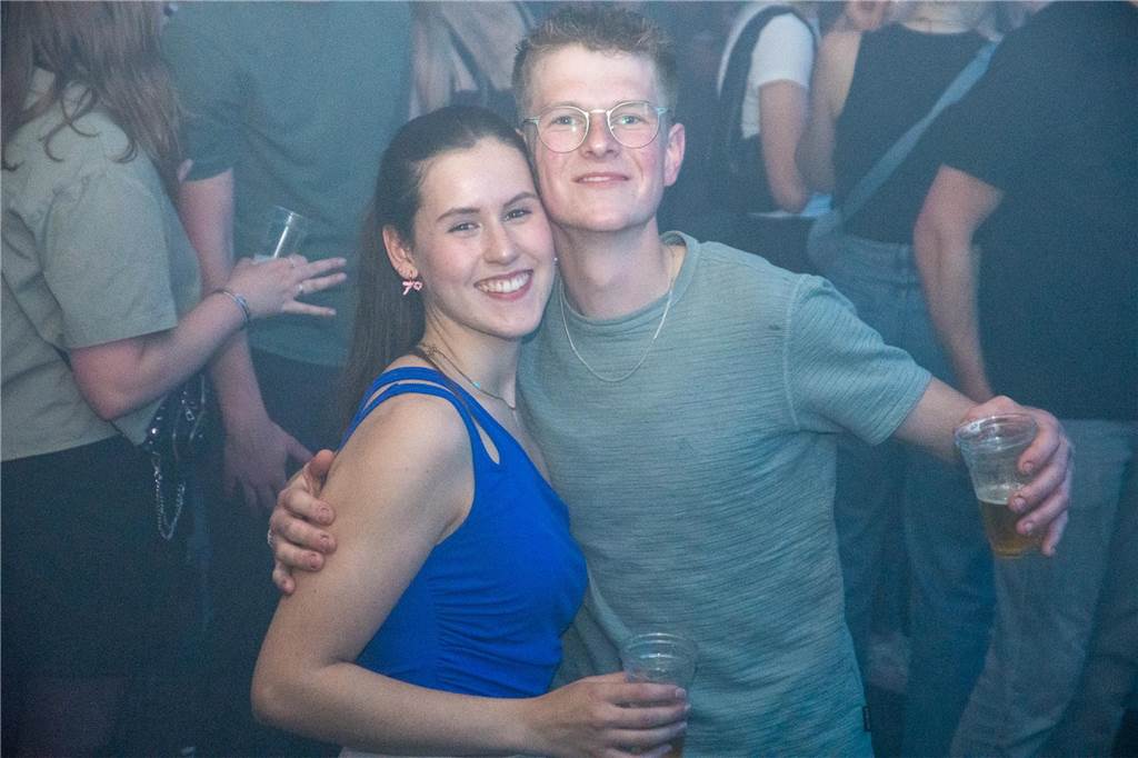 Besucher feiern bei Karpaten Beach Party Opening