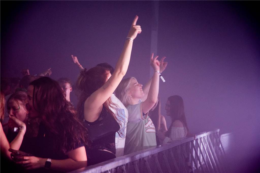 Besucher feiern bei Karpaten Beach Party Opening