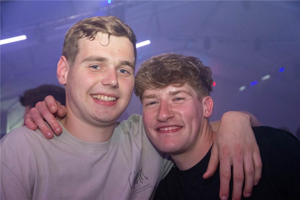 Besucher feiern bei Karpaten Beach Party Opening
