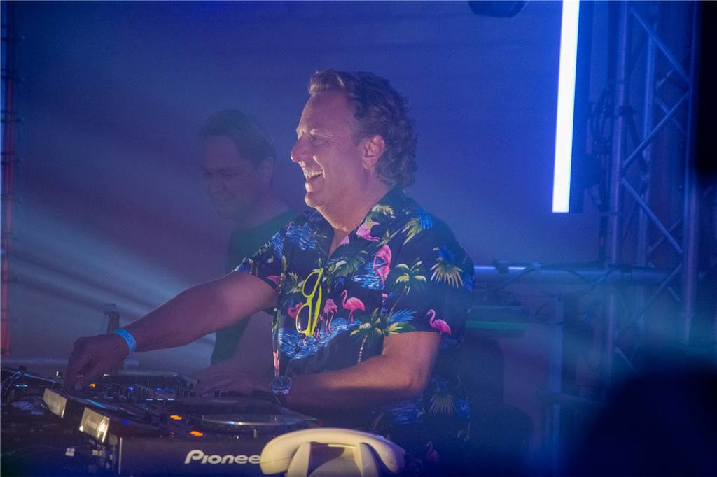 Besucher feiern bei Karpaten Beach Party Opening
