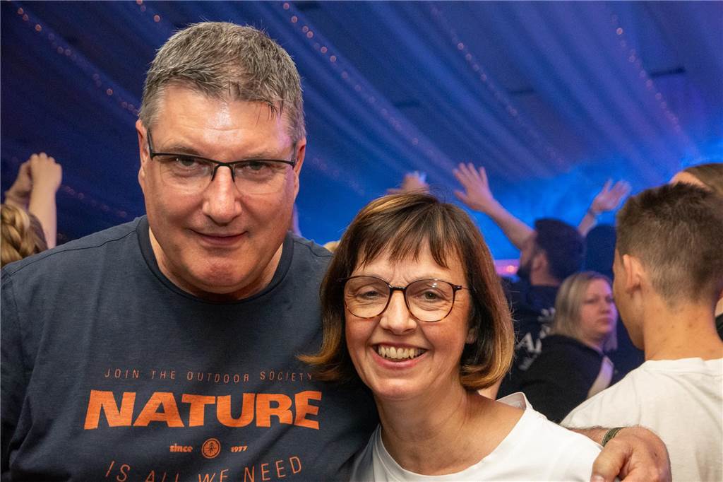 Besucher feiern bei Karpaten Beach Party Opening