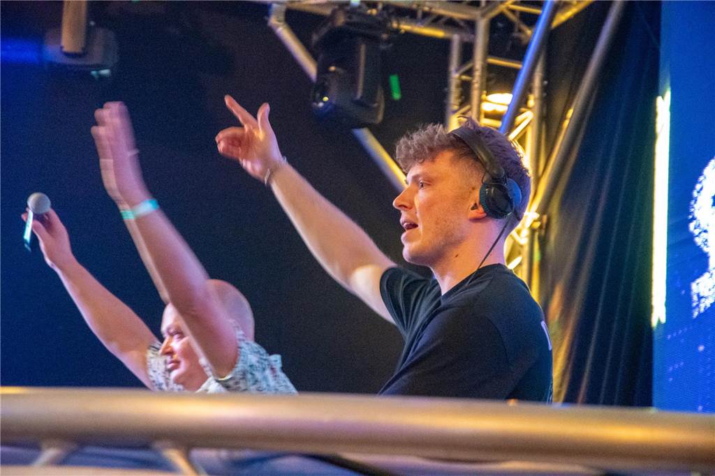 Besucher feiern bei Karpaten Beach Party Opening
