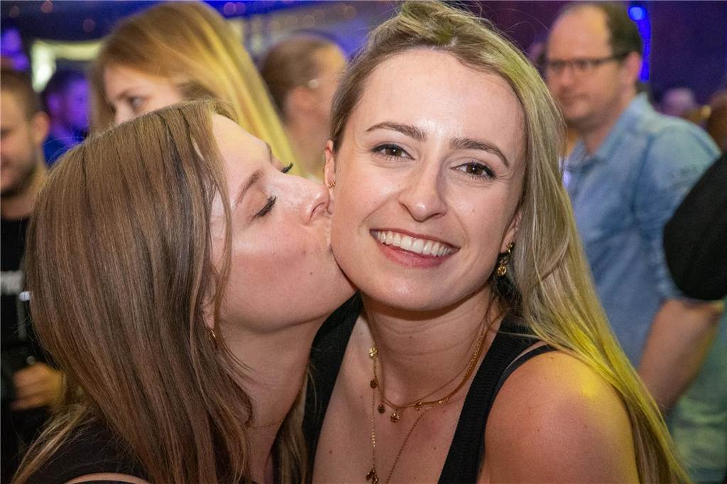 Besucher feiern bei Karpaten Beach Party Opening