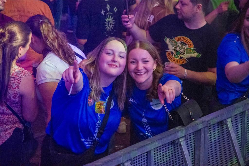 Besucher feiern bei Karpaten Beach Party Opening