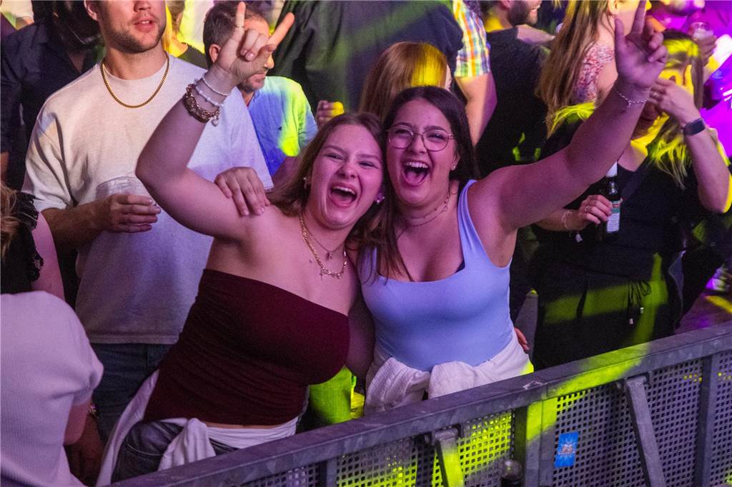 Besucher feiern bei Karpaten Beach Party Opening