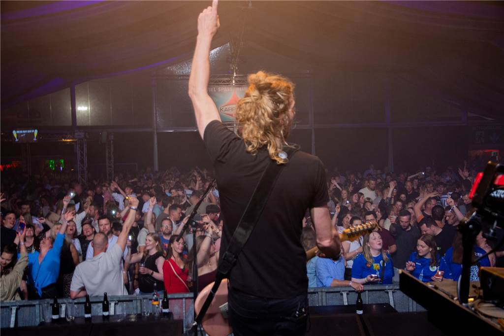 Besucher feiern bei Karpaten Beach Party Opening