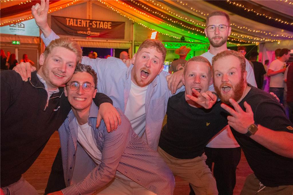 Besucher feiern bei Karpaten Beach Party Opening