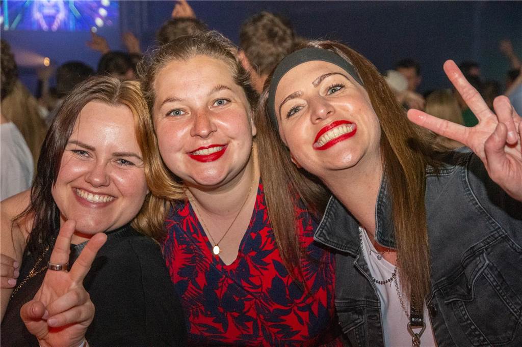 Besucher feiern bei Karpaten Beach Party Opening