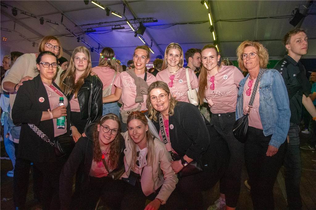 Besucher feiern bei Karpaten Beach Party Opening