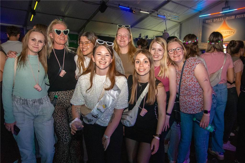 Besucher feiern bei Karpaten Beach Party Opening