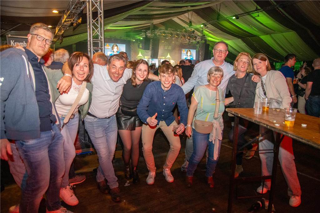 Besucher feiern bei Karpaten Beach Party Opening