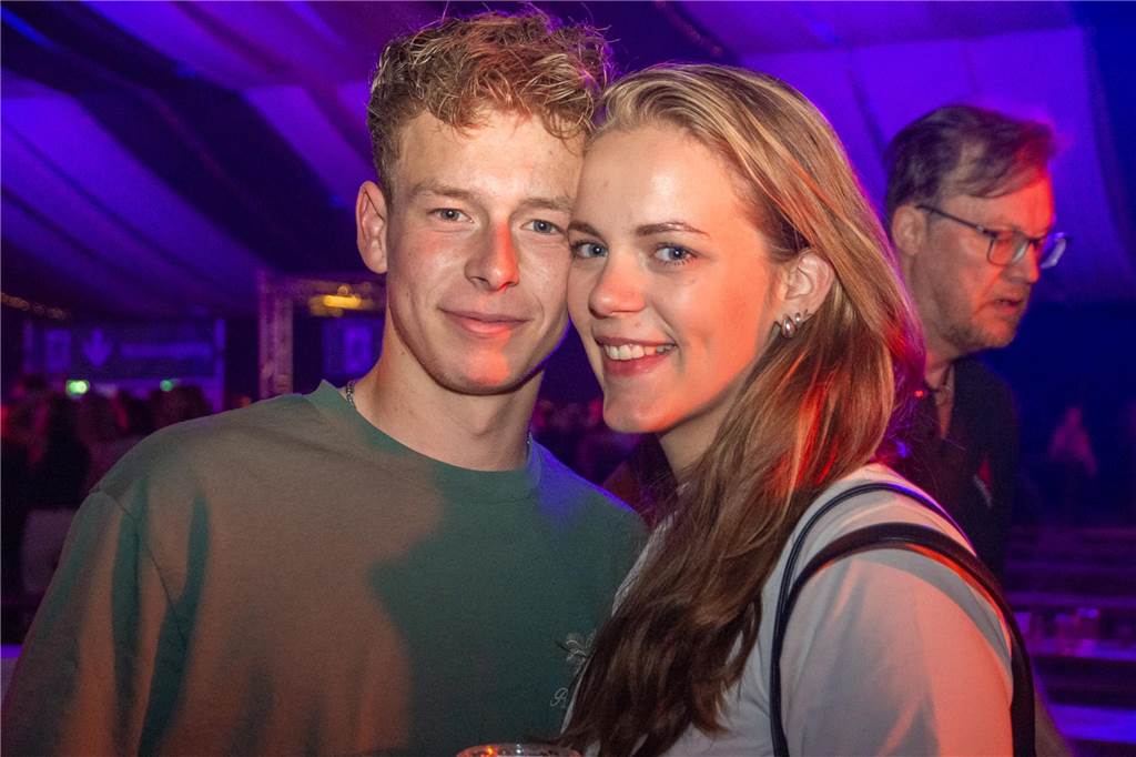 Besucher feiern bei Karpaten Beach Party Opening