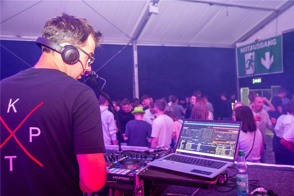 Besucher feiern bei Karpaten Beach Party Opening