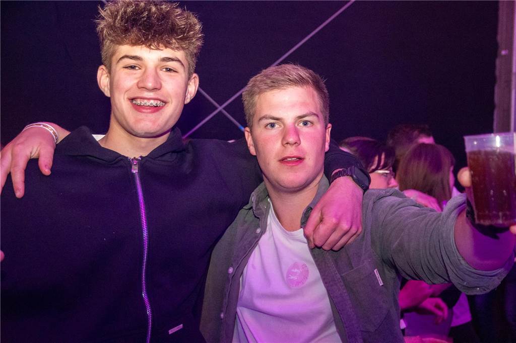 Besucher feiern bei Karpaten Beach Party Opening