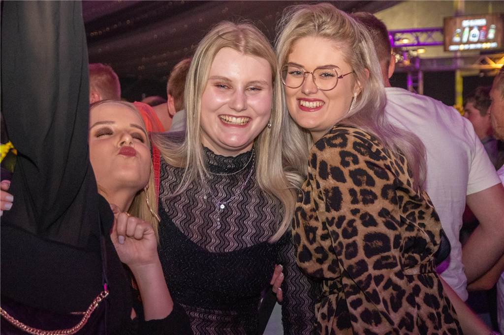 Besucher feiern bei Karpaten Beach Party Opening