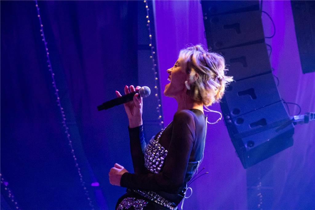 Besucher feiern bei Karpaten Beach Party Opening