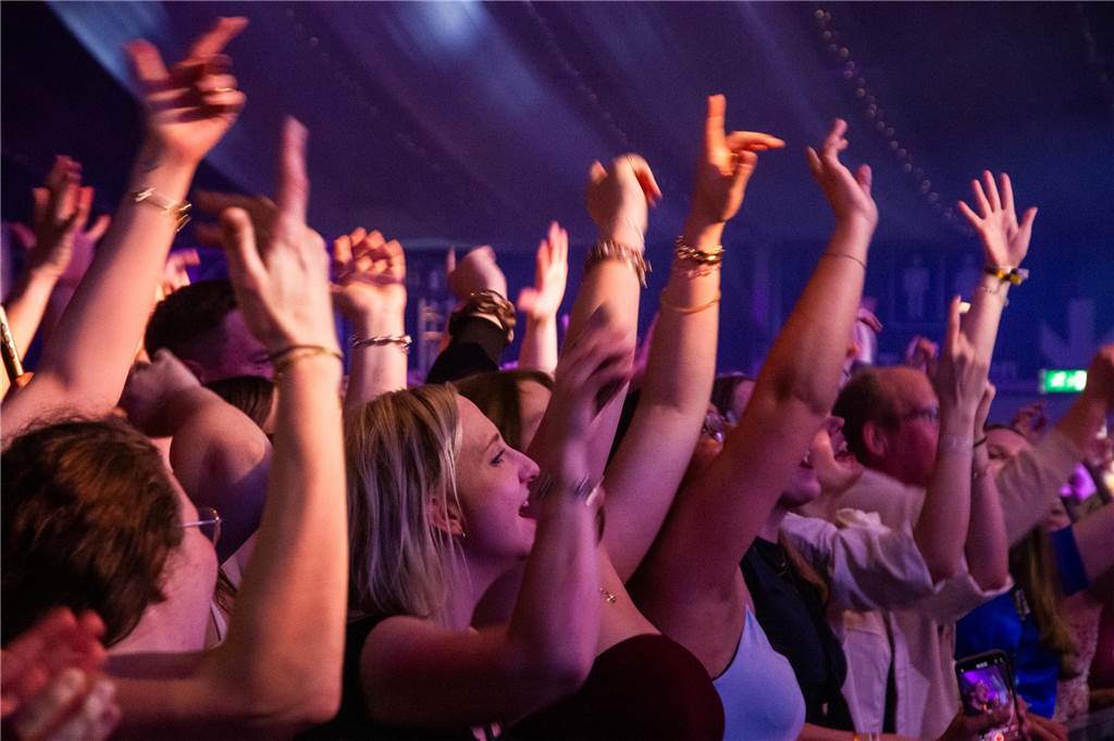 Besucher feiern bei Karpaten Beach Party Opening
