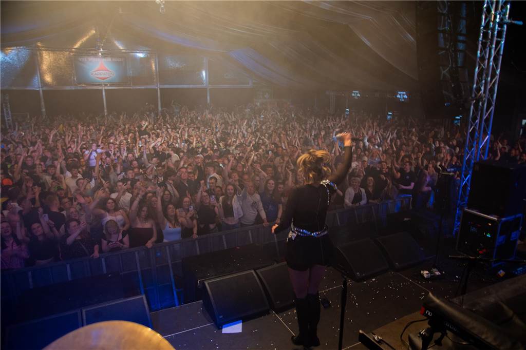 Besucher feiern bei Karpaten Beach Party Opening