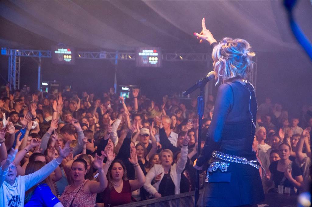 Besucher feiern bei Karpaten Beach Party Opening