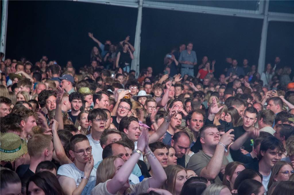 Besucher feiern bei Karpaten Beach Party Opening
